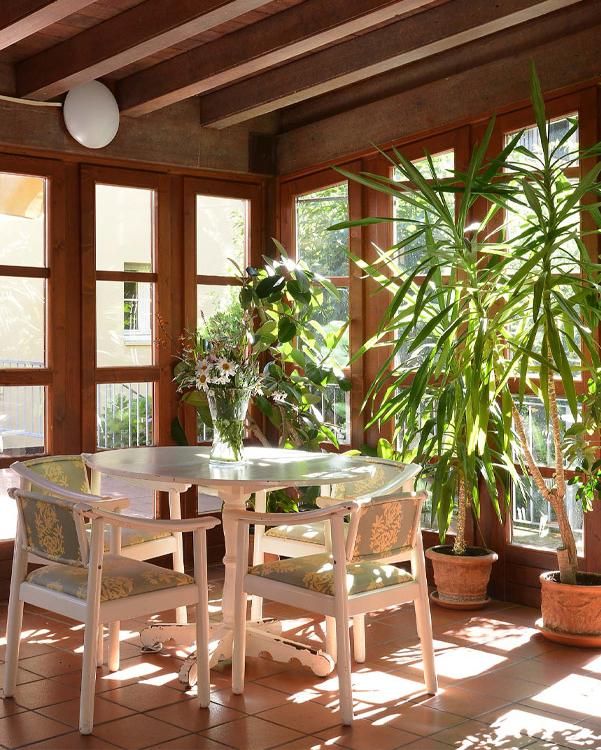 Operatori e ospiti della Fondazione Casa di Riposo Feltrinelli, simbolo di accoglienza e assistenza.