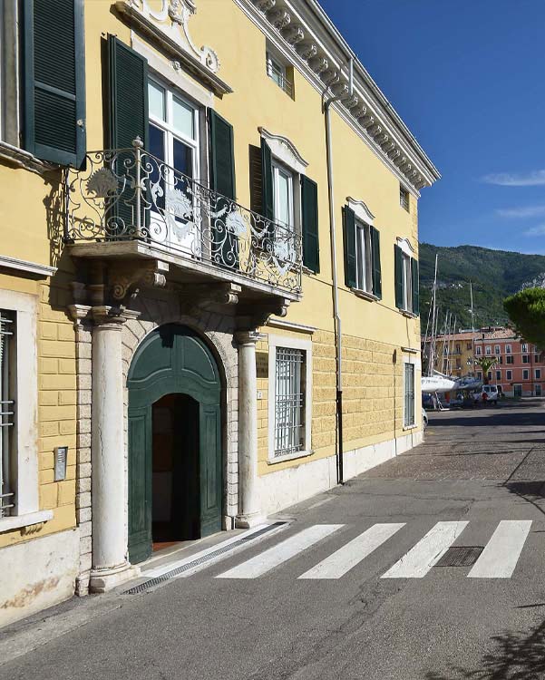 Operatori e ospiti della Fondazione Casa di Riposo Feltrinelli, simbolo di accoglienza e assistenza.